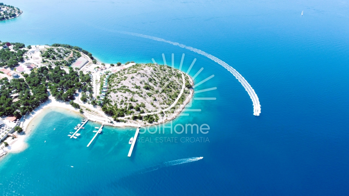 Moderna razkošna vila z bazenom - Prva vrsta ob morju, blizu nautične marine.