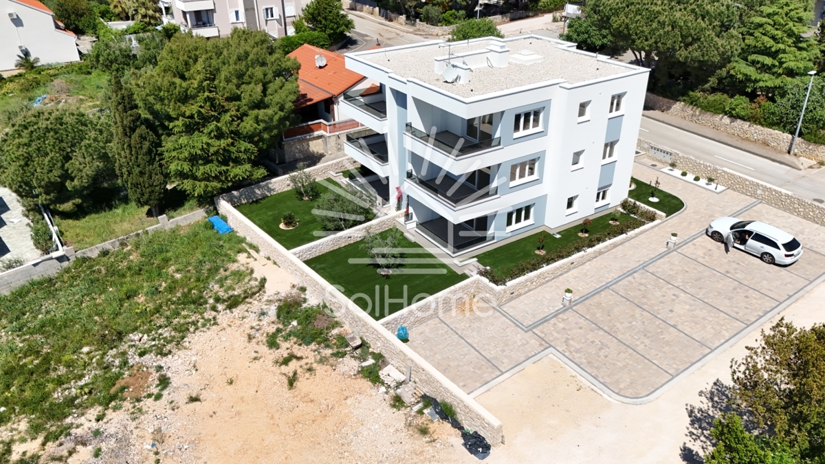 Apartmaji s pogledom na morje v Novalji / Hrvaška