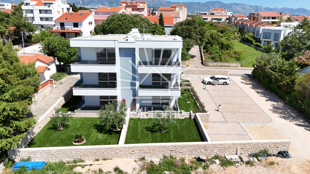 Apartmaji s pogledom na morje v Novalji / Hrvaška