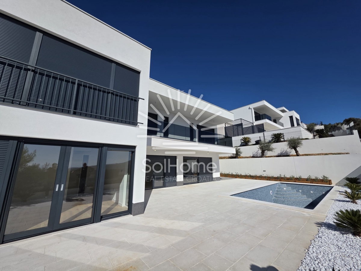 Razkošne vile s pogledom na morje v bližini Trogirja / Vinišće