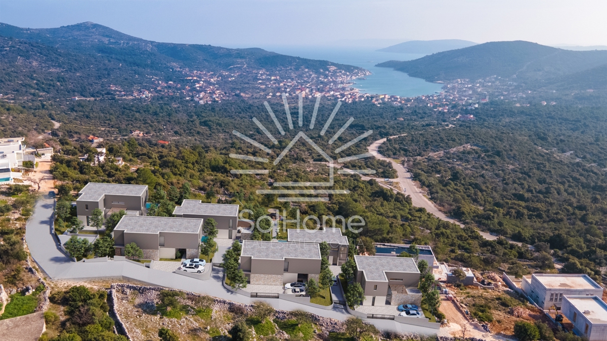 Razkošne vile s pogledom na morje v bližini Trogirja / Vinišće