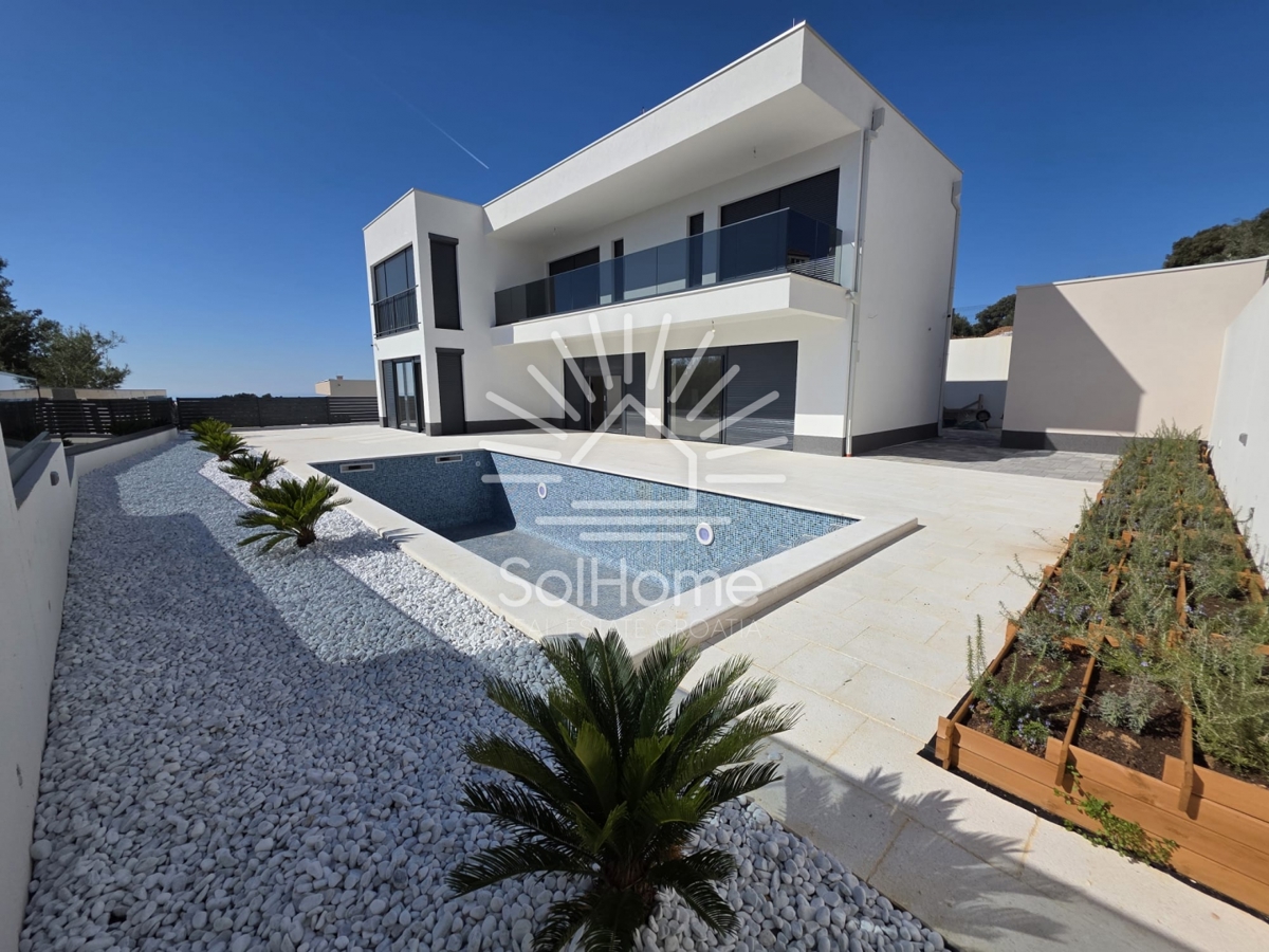 Razkošne vile s pogledom na morje v bližini Trogirja / Vinišće