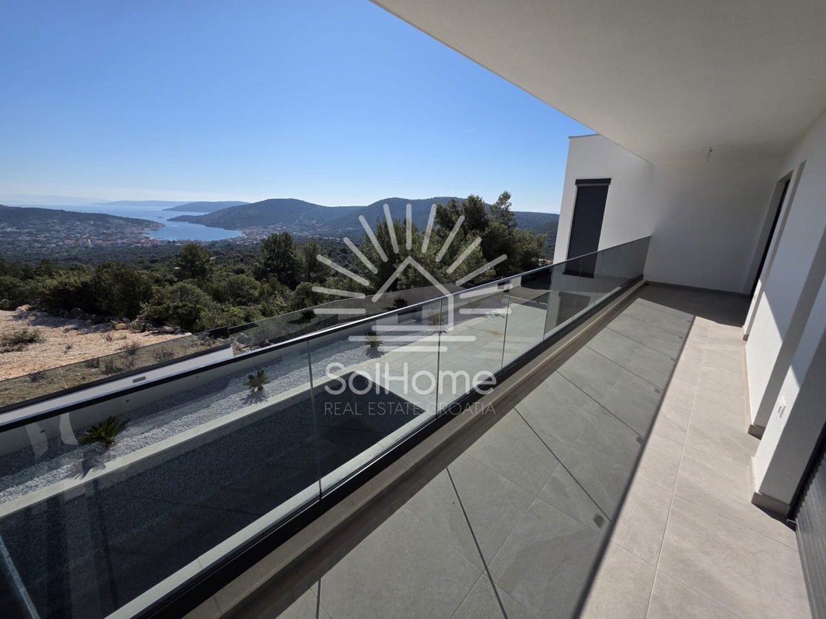 Razkošne vile s pogledom na morje v bližini Trogirja / Vinišće
