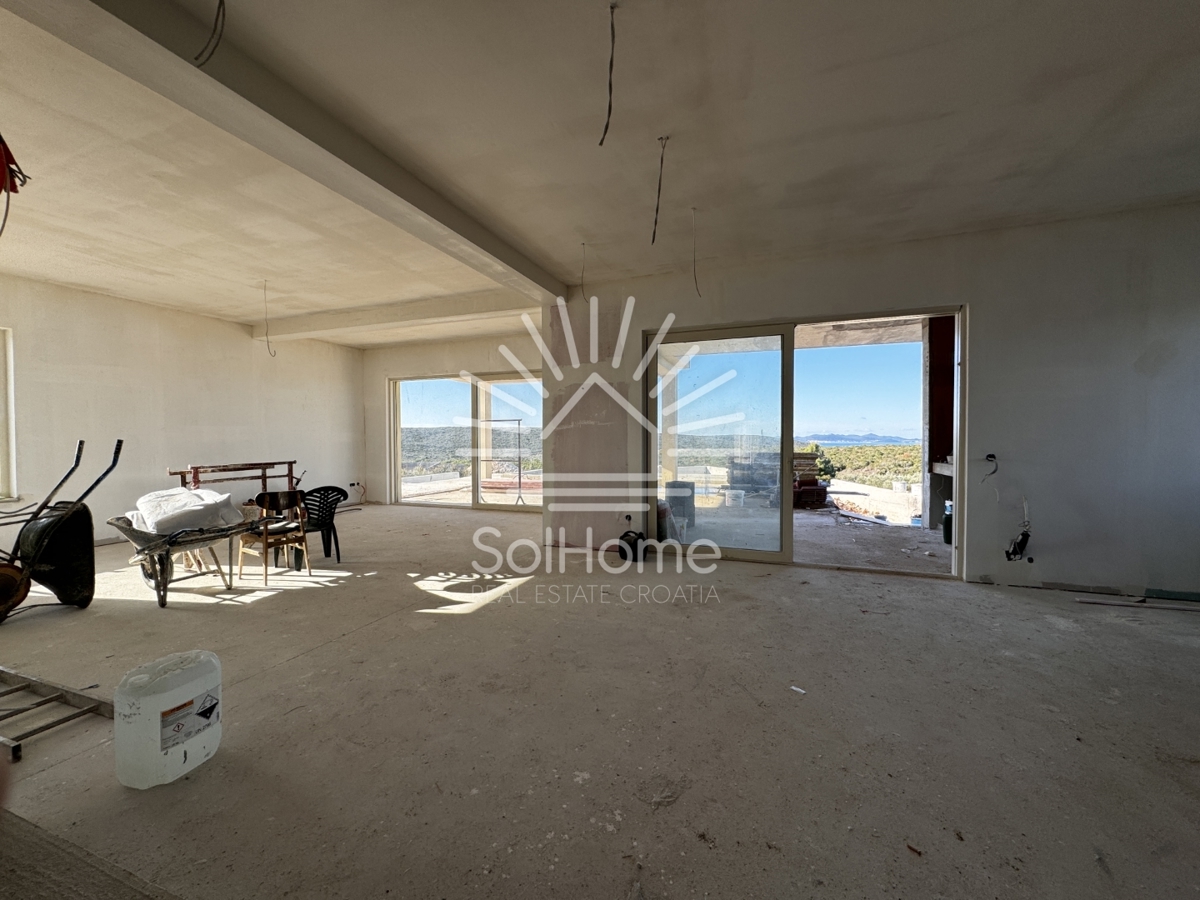 Družinska vila z bazenom in panoramskim pogledom na morje v bližini Zadra