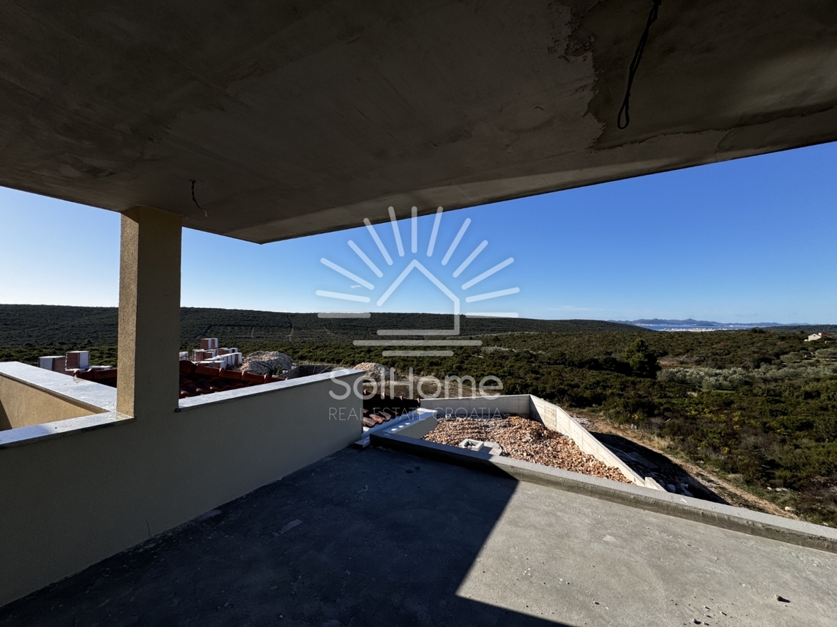 Družinska vila z bazenom in panoramskim pogledom na morje v bližini Zadra