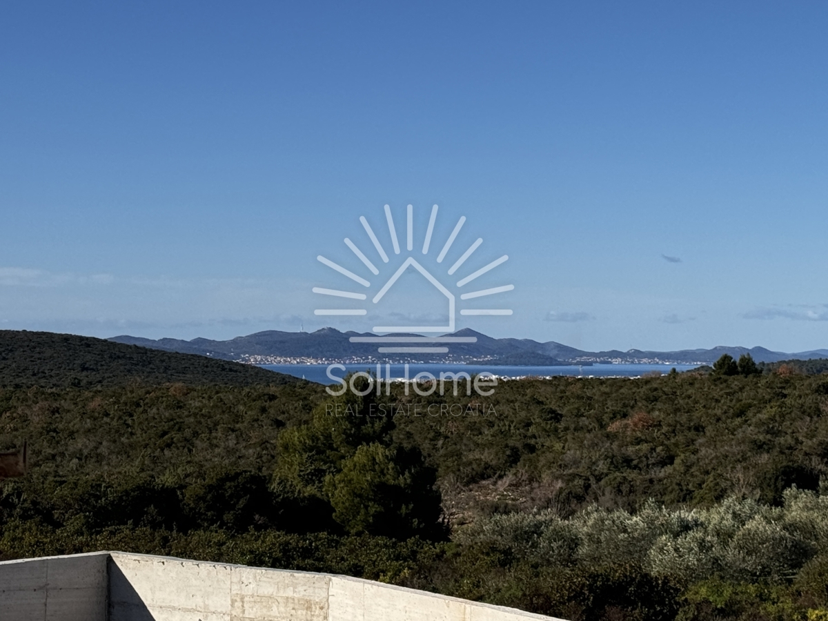 Družinska vila z bazenom in panoramskim pogledom na morje v bližini Zadra