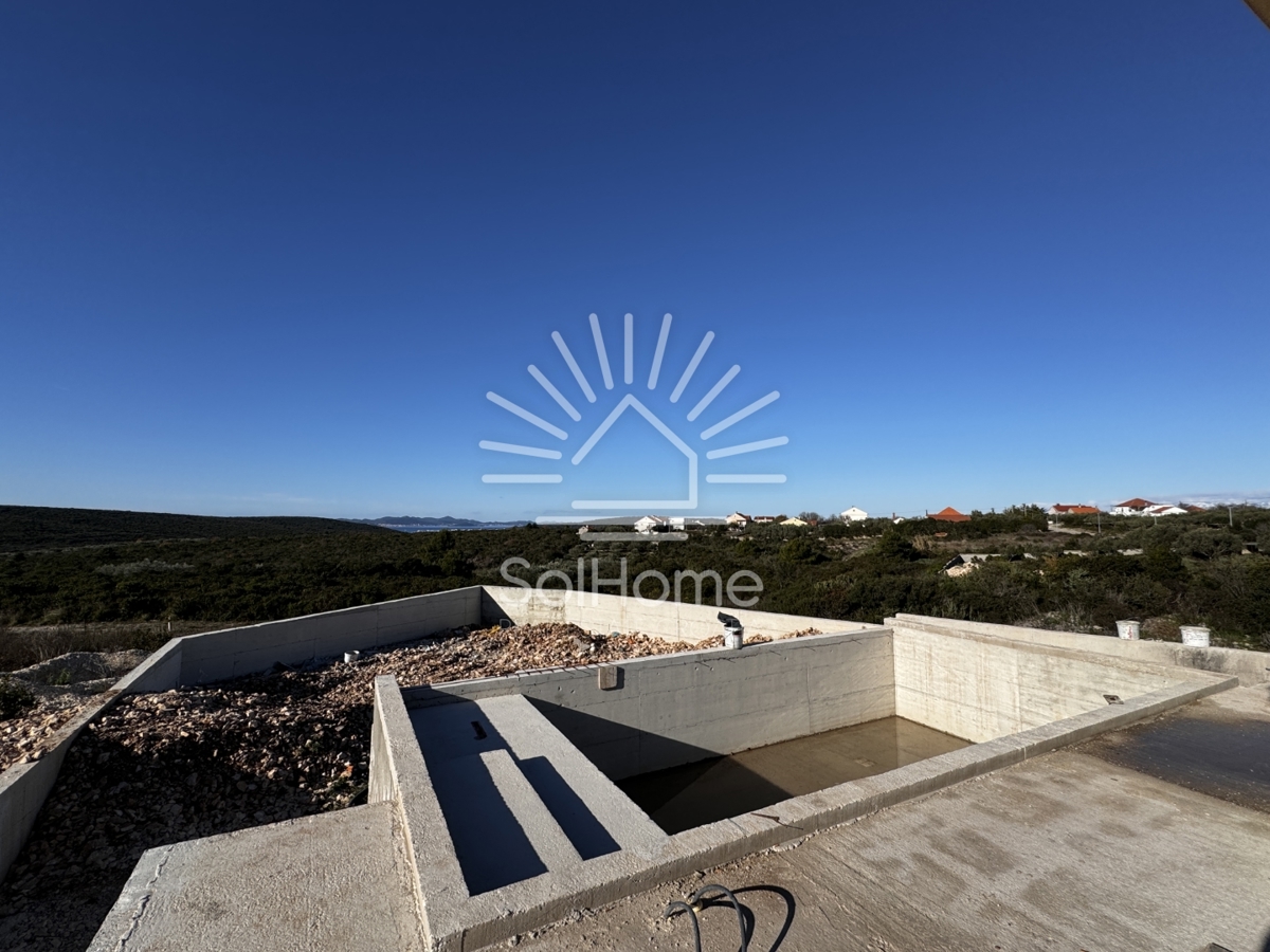 Družinska vila z bazenom in panoramskim pogledom na morje v bližini Zadra