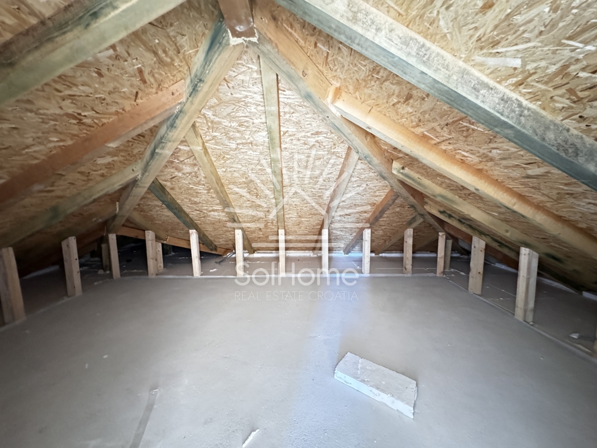 Družinska vila z bazenom in panoramskim pogledom na morje v bližini Zadra