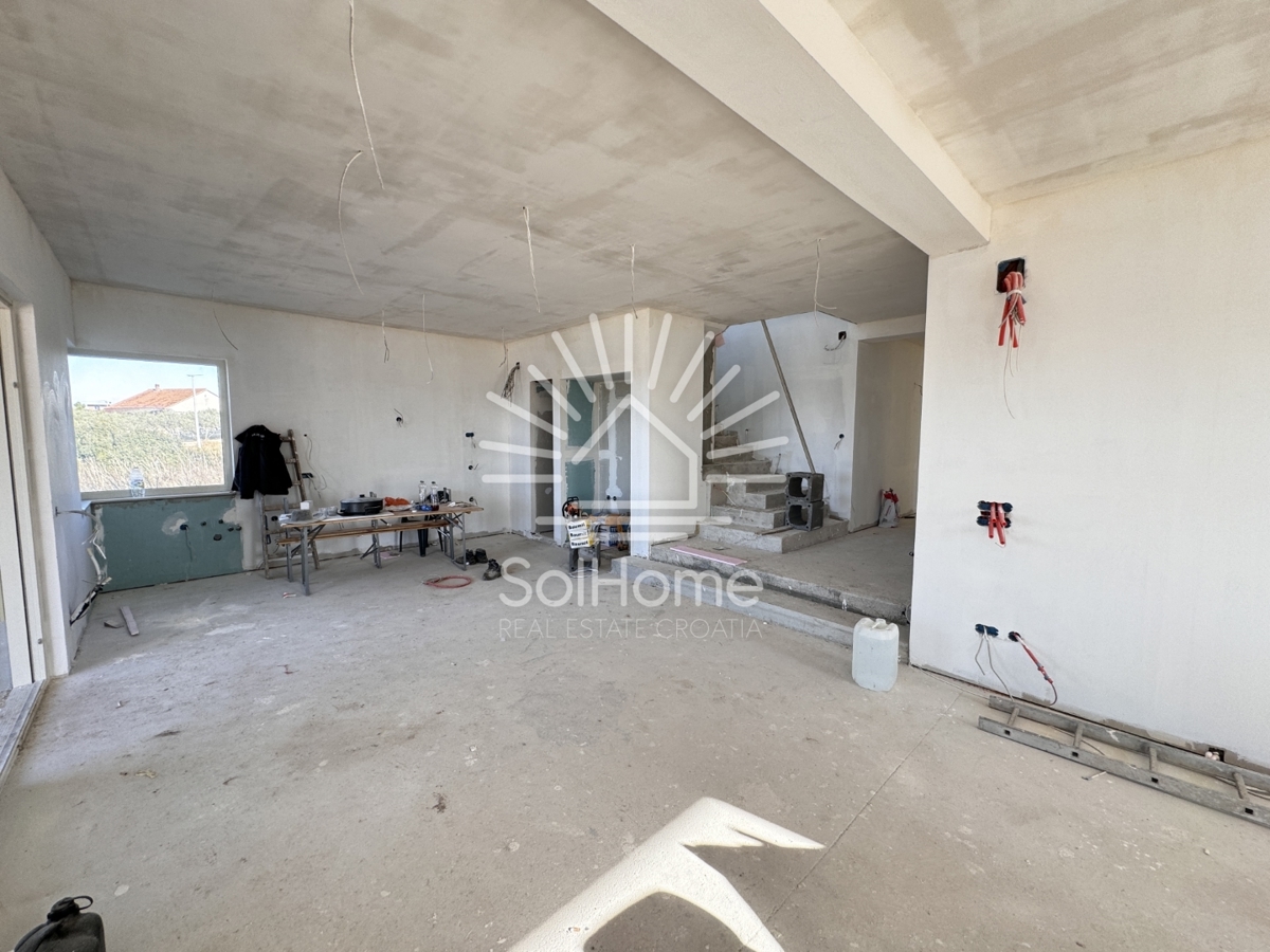 Družinska vila z bazenom in panoramskim pogledom na morje v bližini Zadra