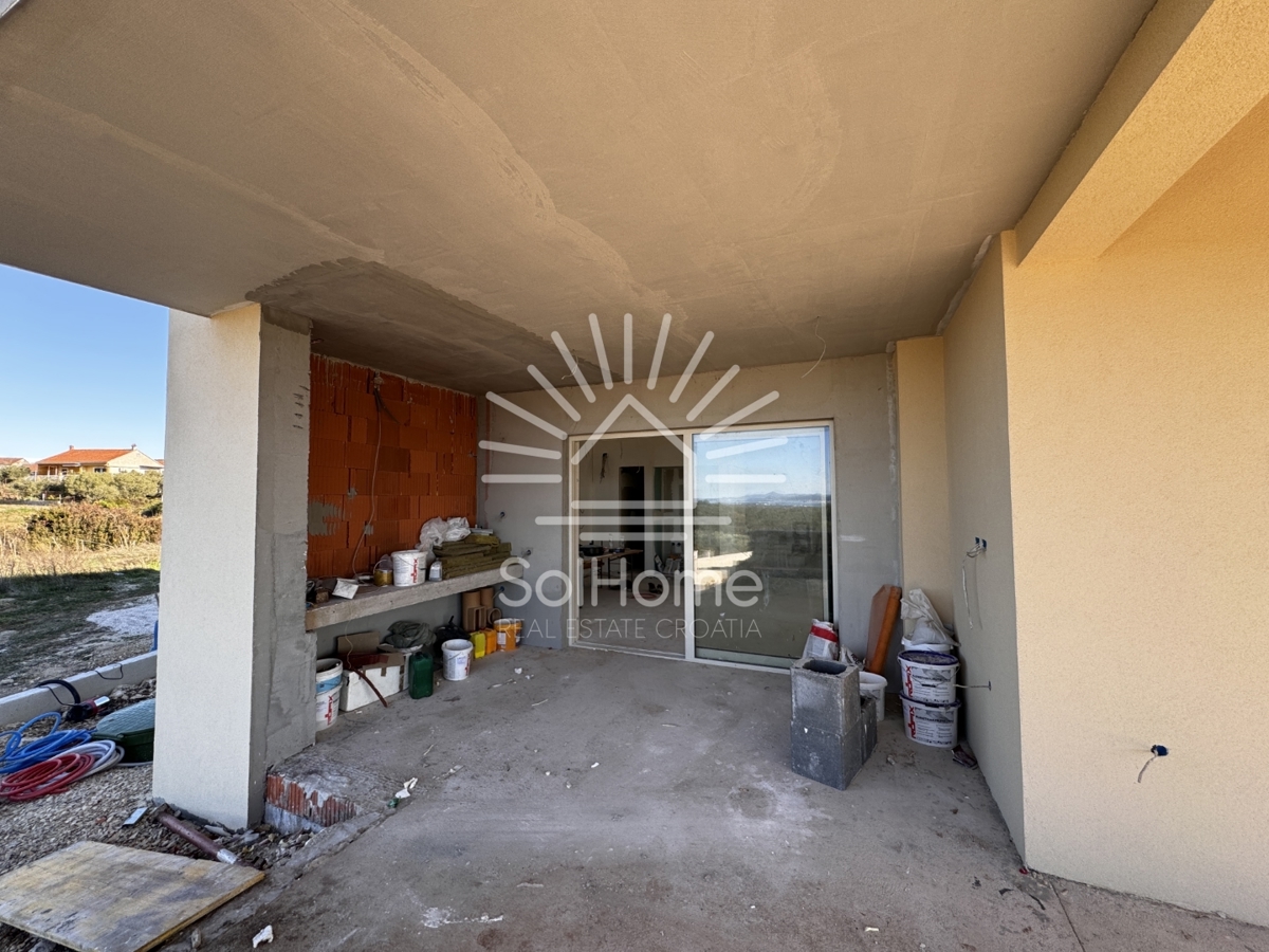 Družinska vila z bazenom in panoramskim pogledom na morje v bližini Zadra