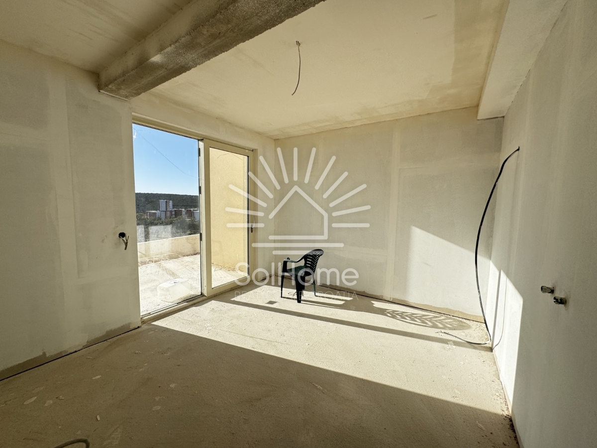 Družinska vila z bazenom in panoramskim pogledom na morje v bližini Zadra