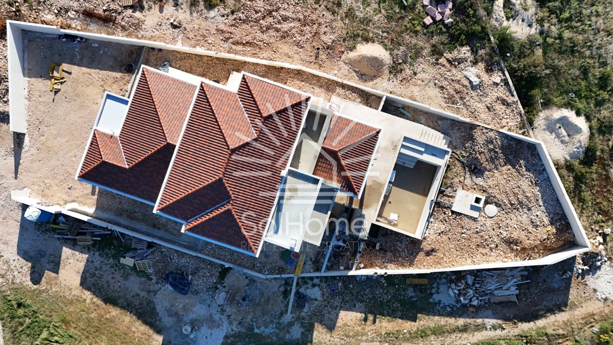 Družinska vila z bazenom in panoramskim pogledom na morje v bližini Zadra