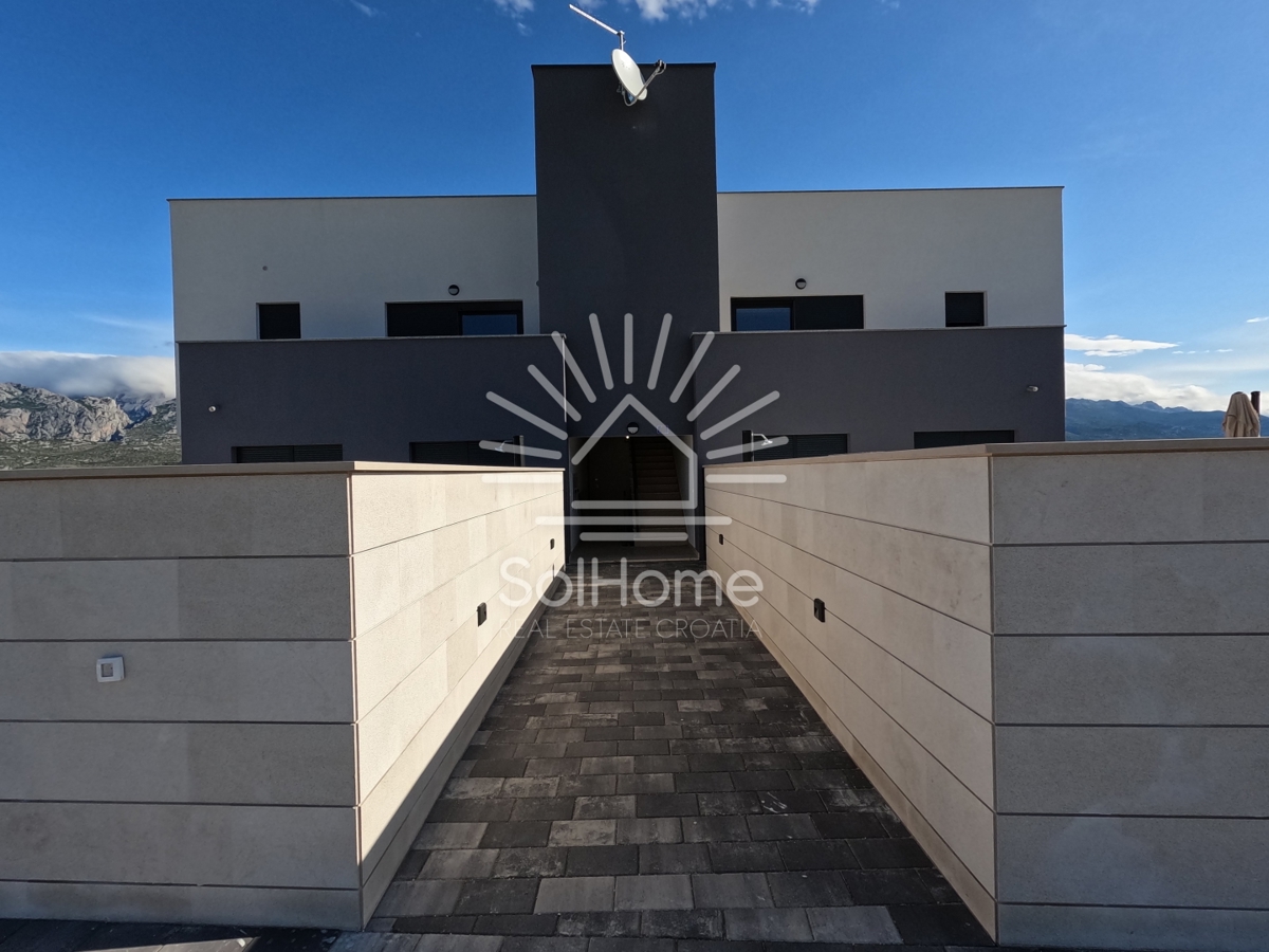 VIDEO - Penthouse 1. vrstica do morja v bližini Zadra