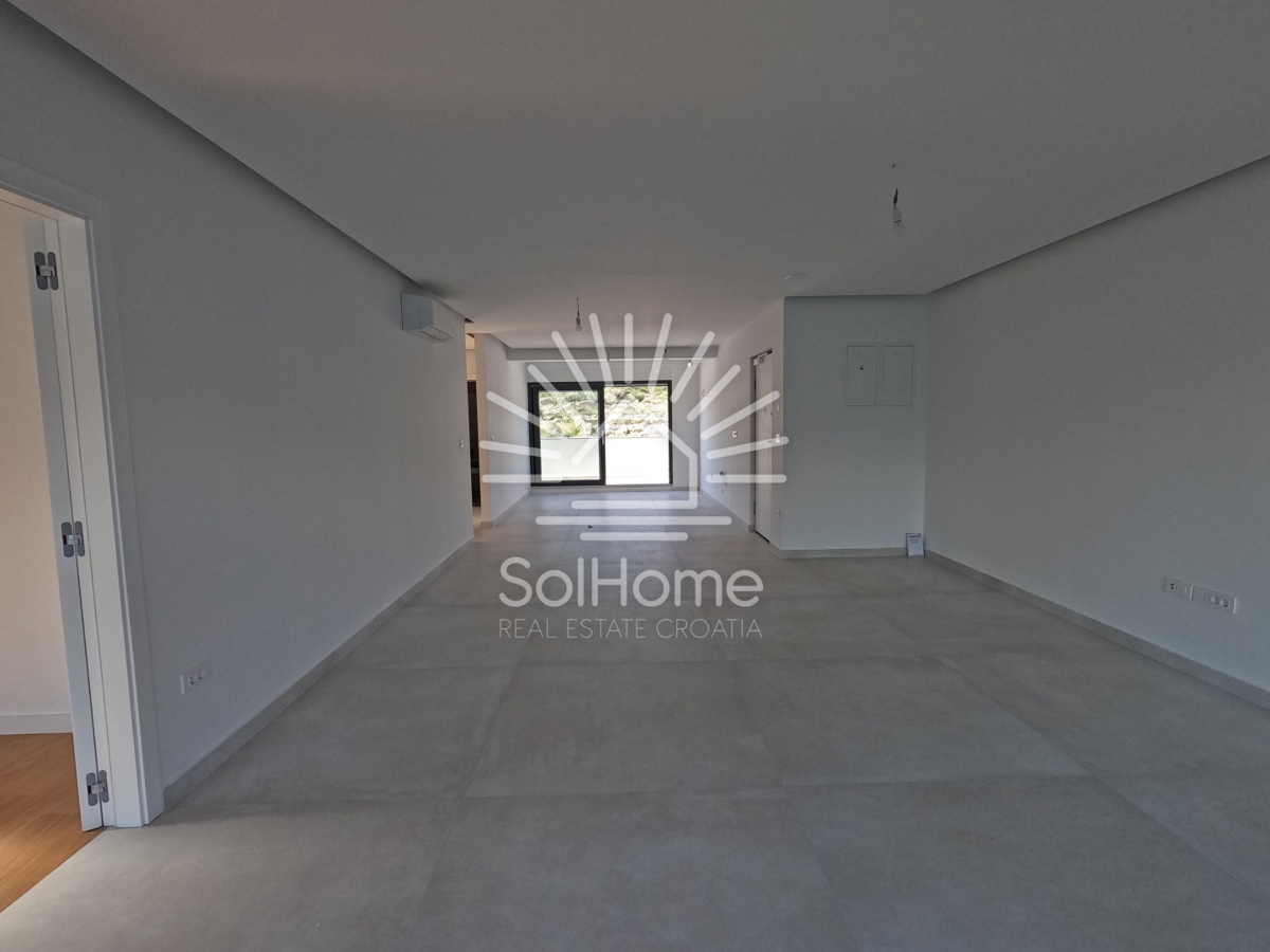 VIDEO - Penthouse 1. vrstica do morja v bližini Zadra