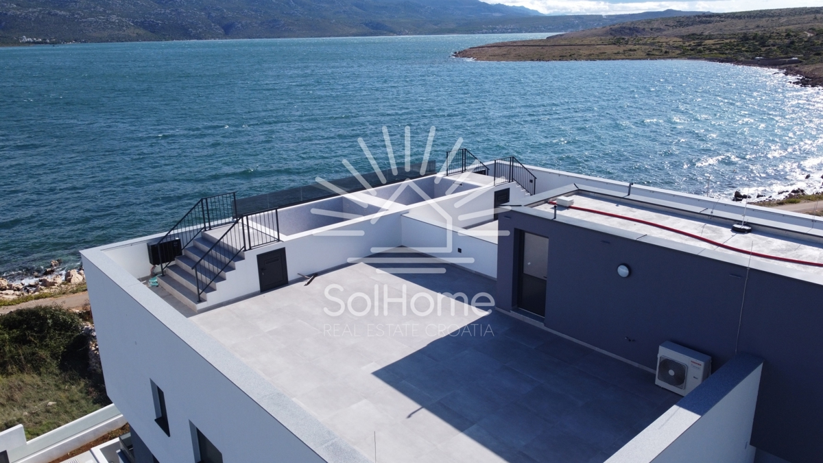 VIDEO - Penthouse 1. vrstica do morja v bližini Zadra