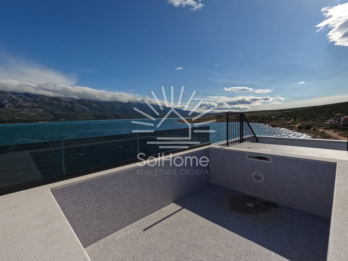 VIDEO - Penthouse 1. vrstica do morja v bližini Zadra