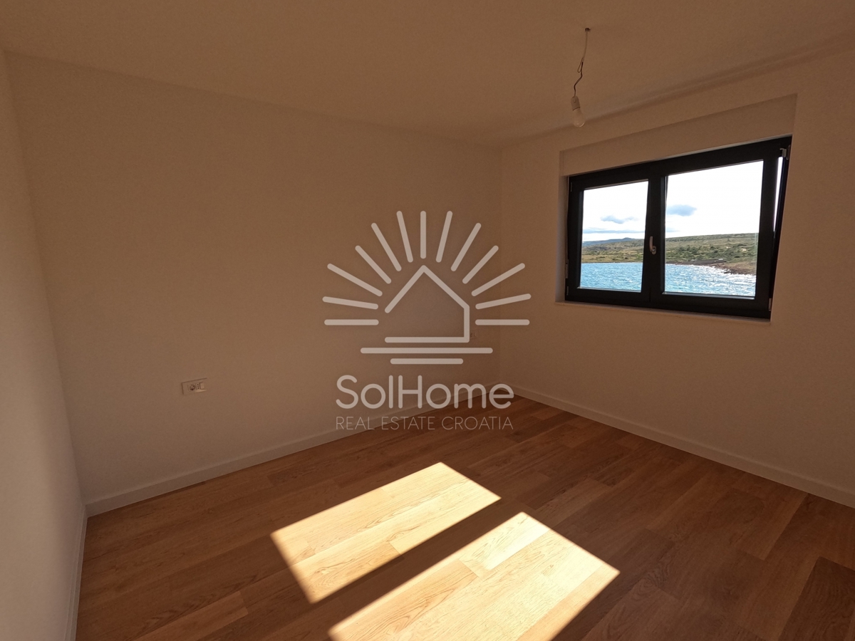 VIDEO - Penthouse 1. vrstica do morja v bližini Zadra