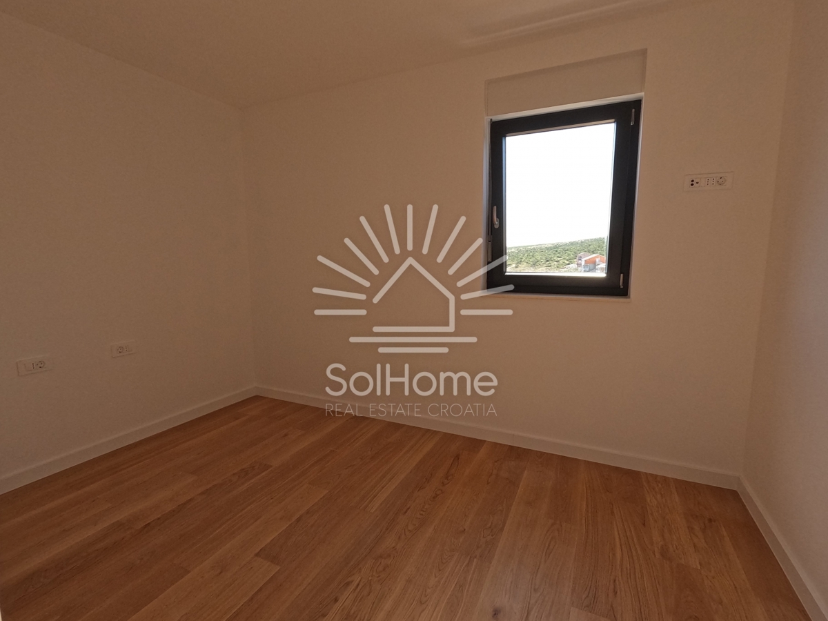 VIDEO - Penthouse 1. vrstica do morja v bližini Zadra