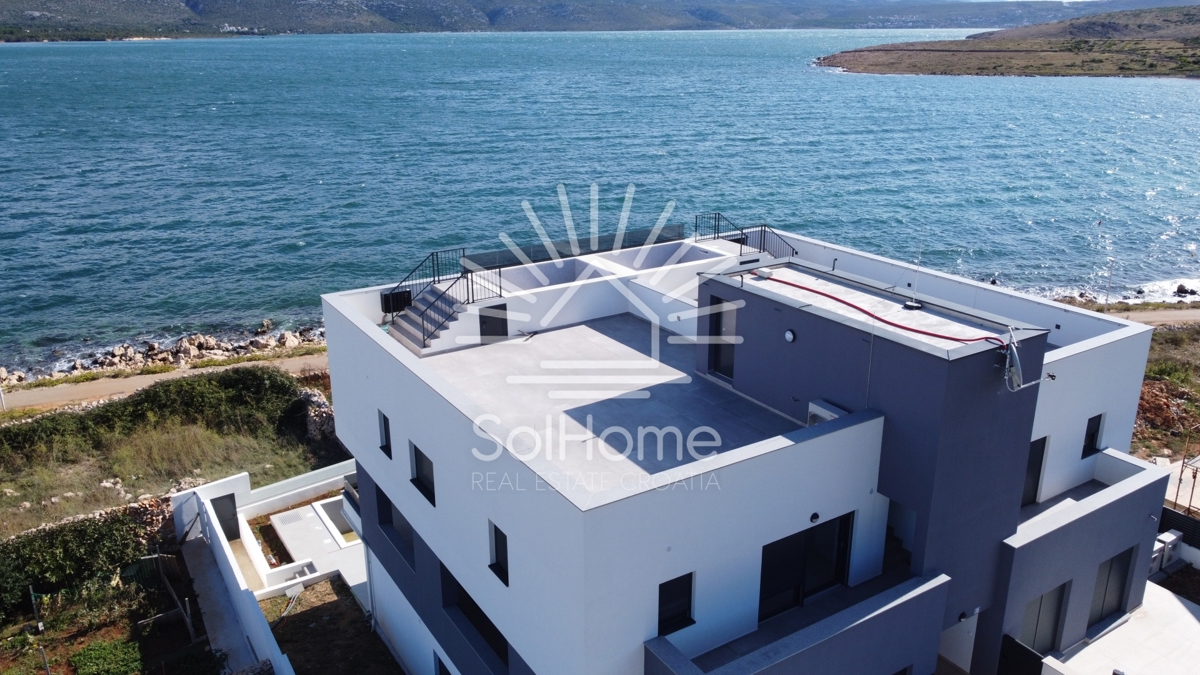 VIDEO - Penthouse 1. vrstica do morja v bližini Zadra