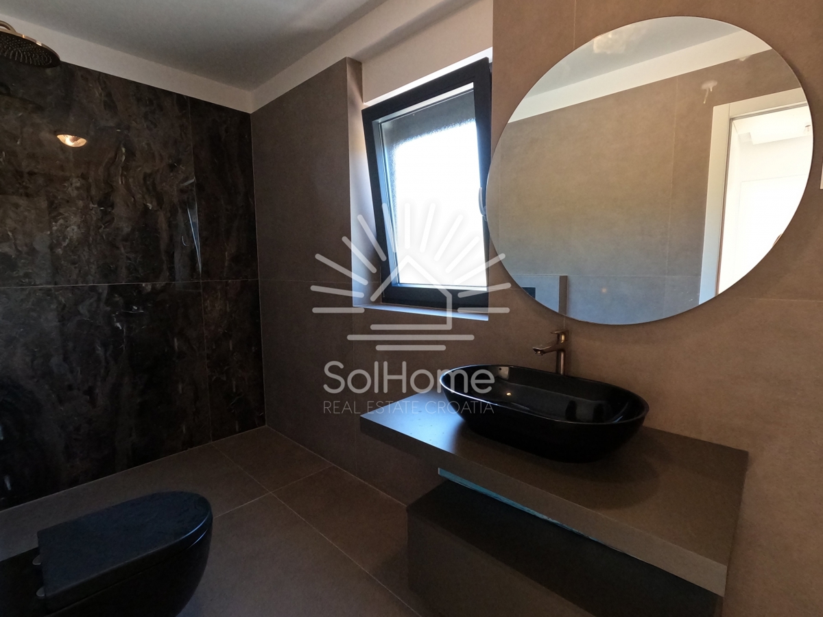 VIDEO - Penthouse 1. vrstica do morja v bližini Zadra