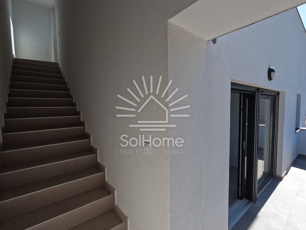 VIDEO - Penthouse 1. vrstica do morja v bližini Zadra