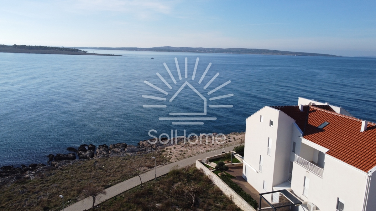 Stan v prvi vrsti ob morju - ob sami obali