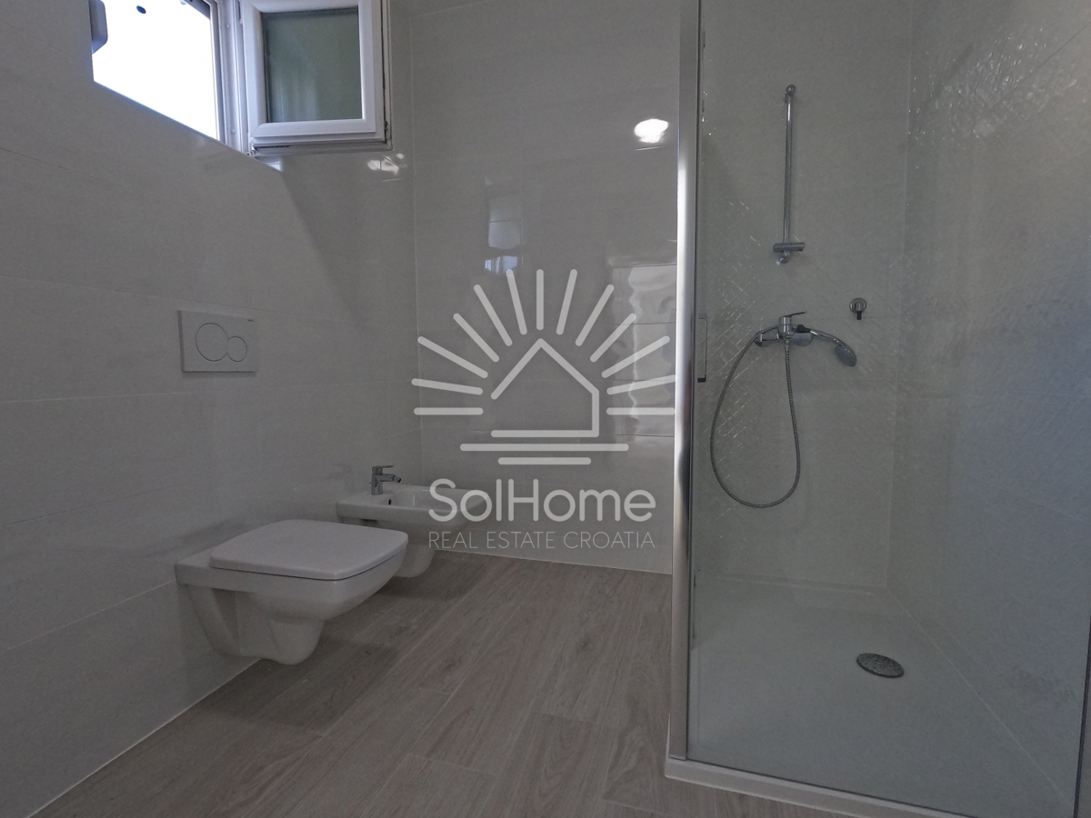 Stan v prvi vrsti ob morju - ob sami obali