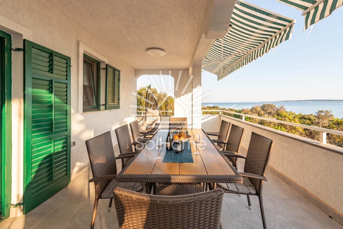 Hiša ob morju z mobilnimi hiškami - Hrvaška