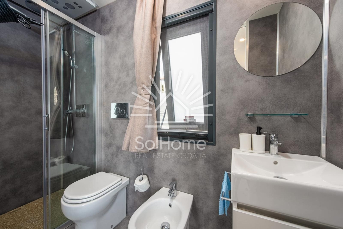 Hiša ob morju z mobilnimi hiškami - Hrvaška