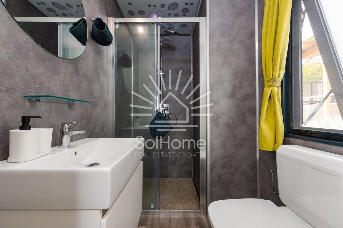 Hiša ob morju z mobilnimi hiškami - Hrvaška