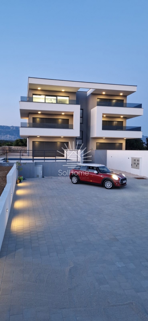 Apartma s pogledom na morje in mesto, Novalja - Hrvaška