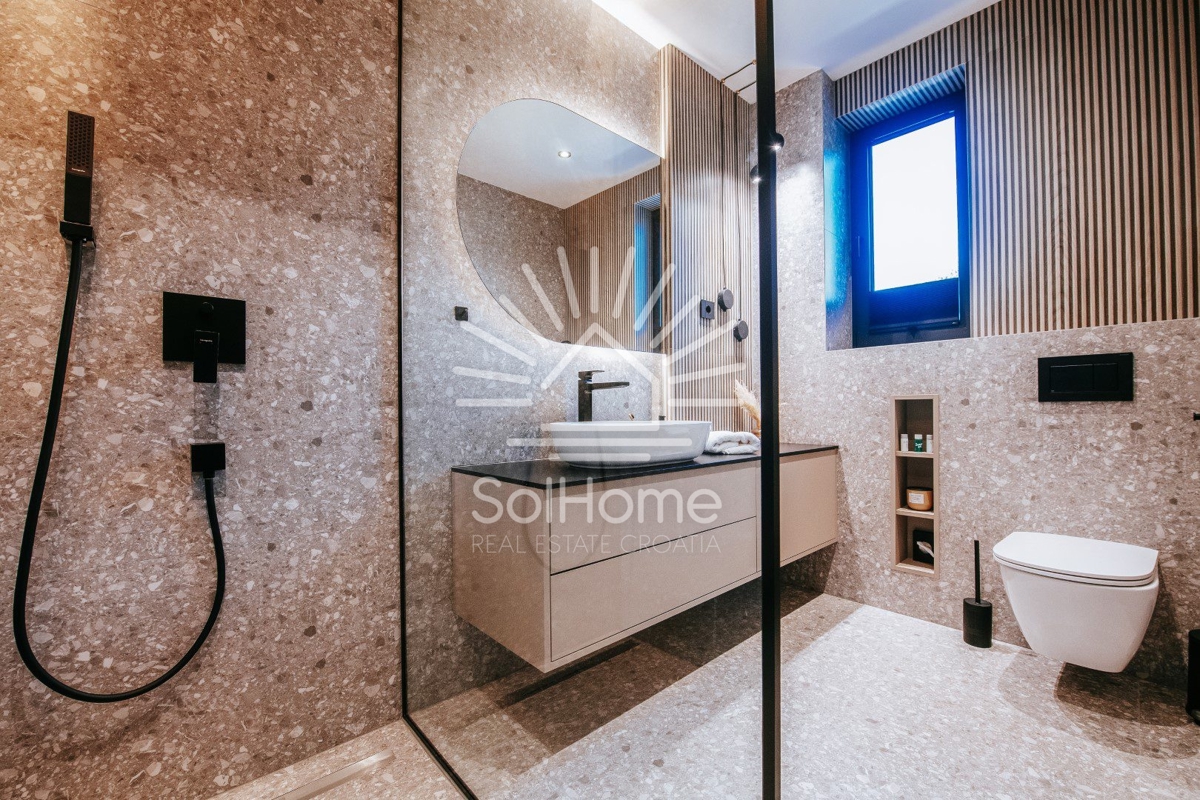 Razkošna vila ob morju v Bibinjah.