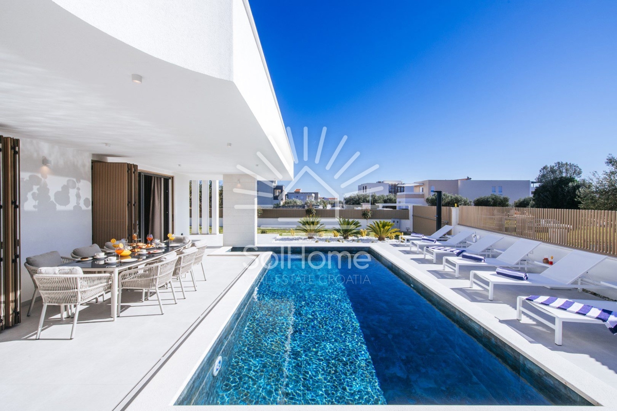 Razkošna vila ob morju v Bibinjah.