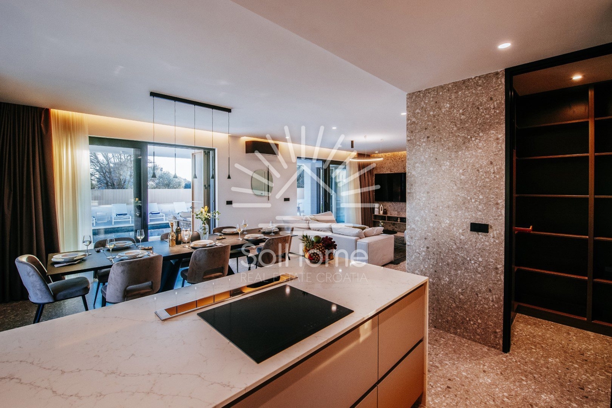 Razkošna vila ob morju v Bibinjah.