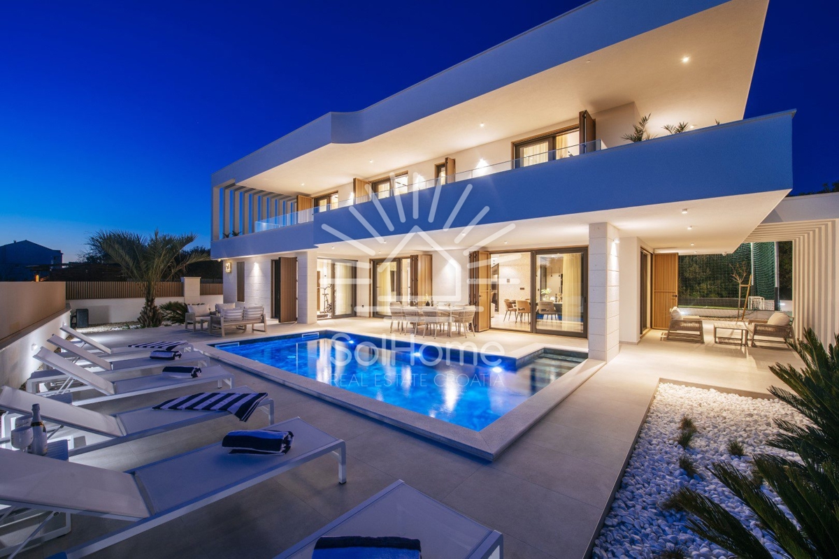 Razkošna vila ob morju v Bibinjah.