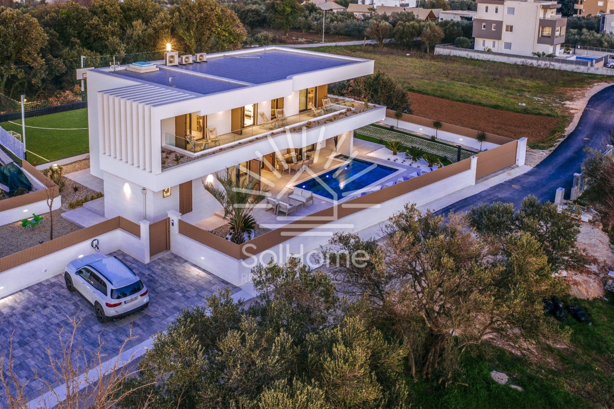 Razkošna vila ob morju v Bibinjah.