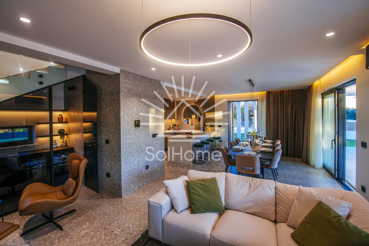 Razkošna vila ob morju v Bibinjah.