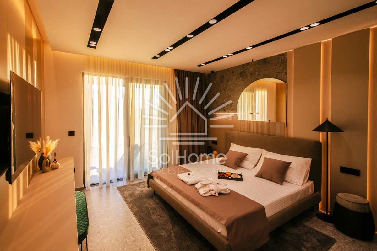 Razkošna vila ob morju v Bibinjah.