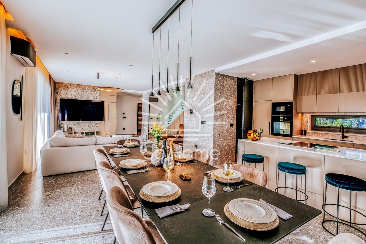 Razkošna vila ob morju v Bibinjah.