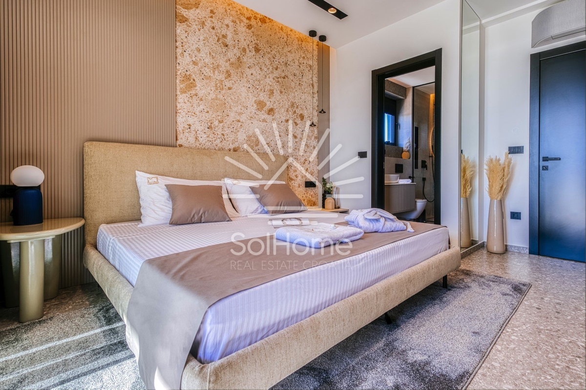 Razkošna vila ob morju v Bibinjah.