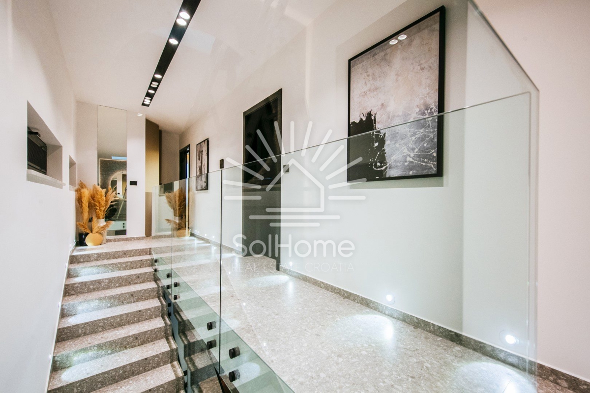 Razkošna vila ob morju v Bibinjah.