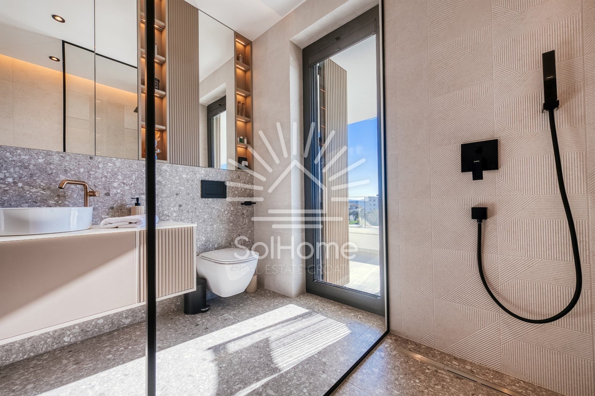 Razkošna vila ob morju v Bibinjah.