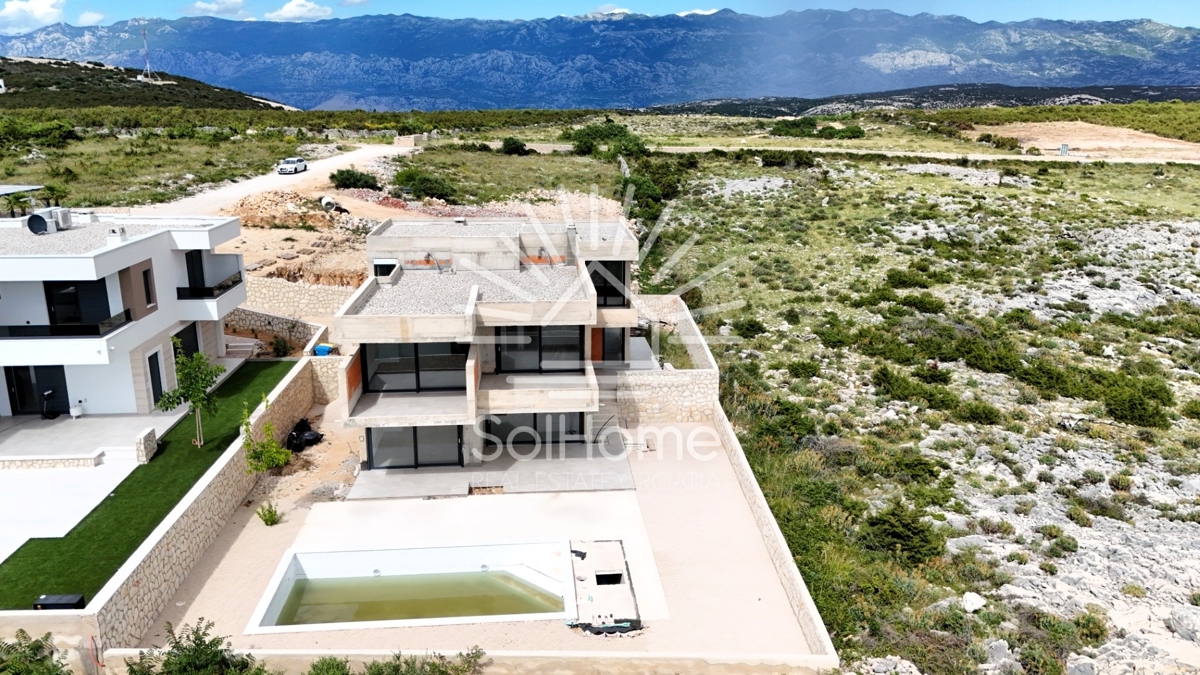 Hiša z panoramskim pogledom na morje in bazenom v Novalji.