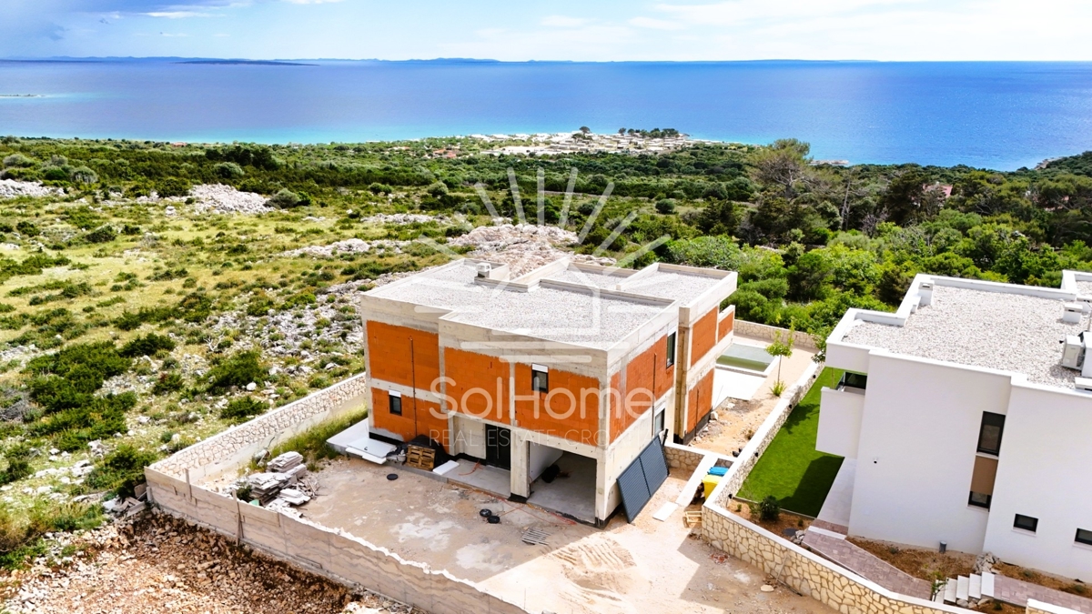 Hiša z panoramskim pogledom na morje in bazenom v Novalji.