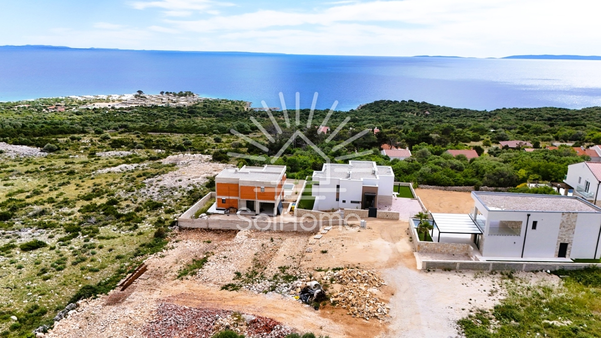 Hiša z panoramskim pogledom na morje in bazenom v Novalji.