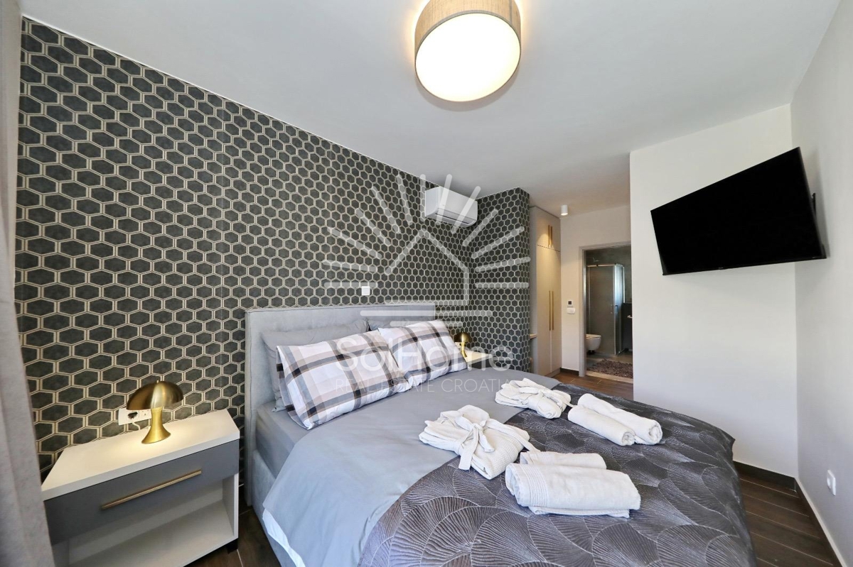 Hiša v prvi vrsti ob morju s bazenom in spektakularnim razgledom - Zadarska regija