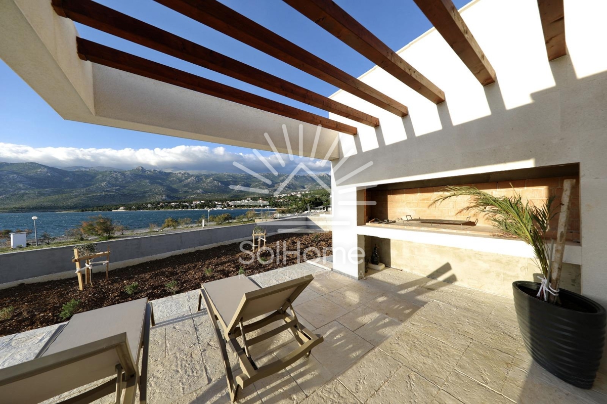 Hiša v prvi vrsti ob morju s bazenom in spektakularnim razgledom - Zadarska regija