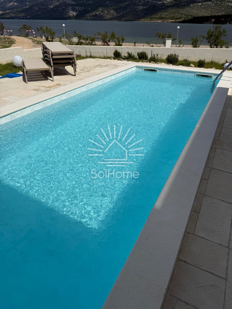 Hiša v prvi vrsti ob morju s bazenom in spektakularnim razgledom - Zadarska regija
