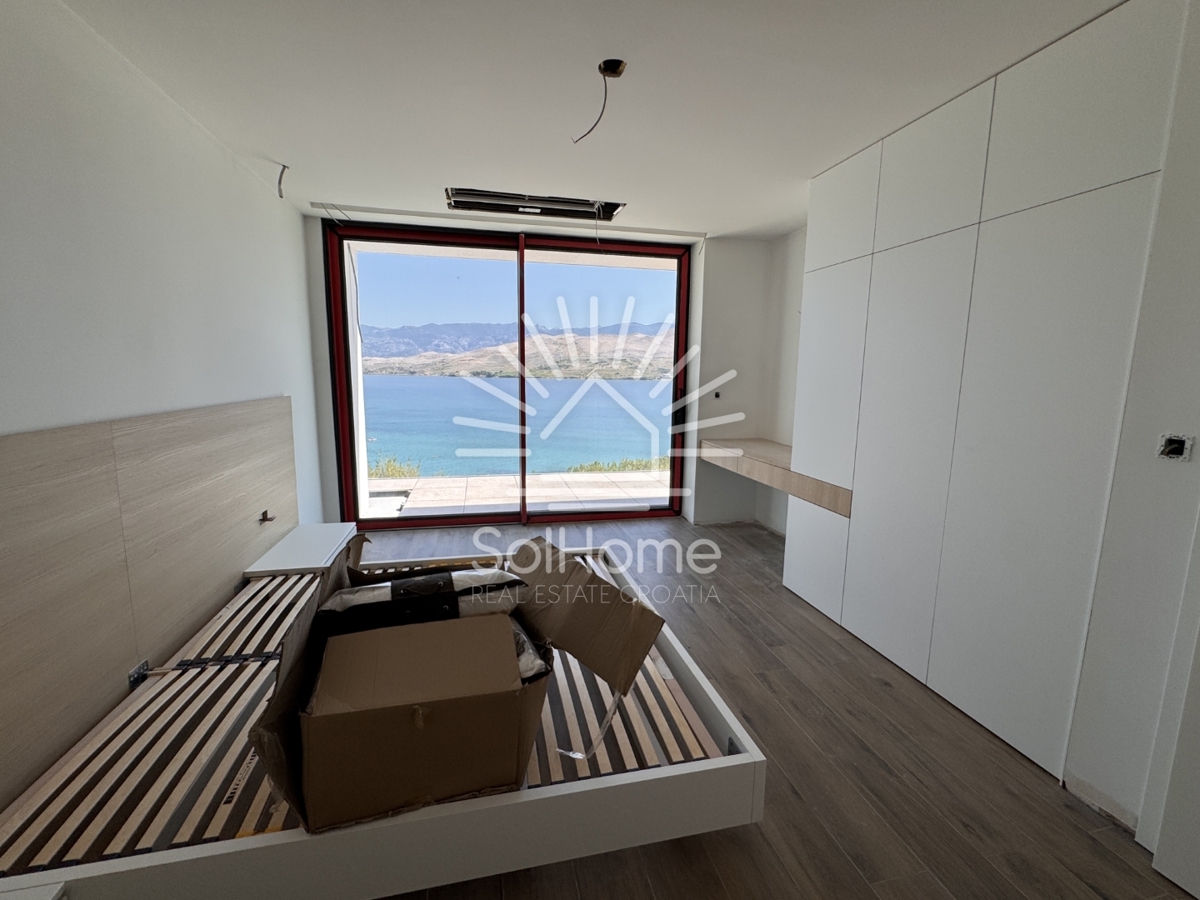 Razkošna vila v prvi vrsti ob morju na Pagu