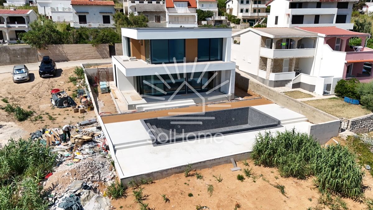 Razkošna vila v prvi vrsti ob morju na Pagu